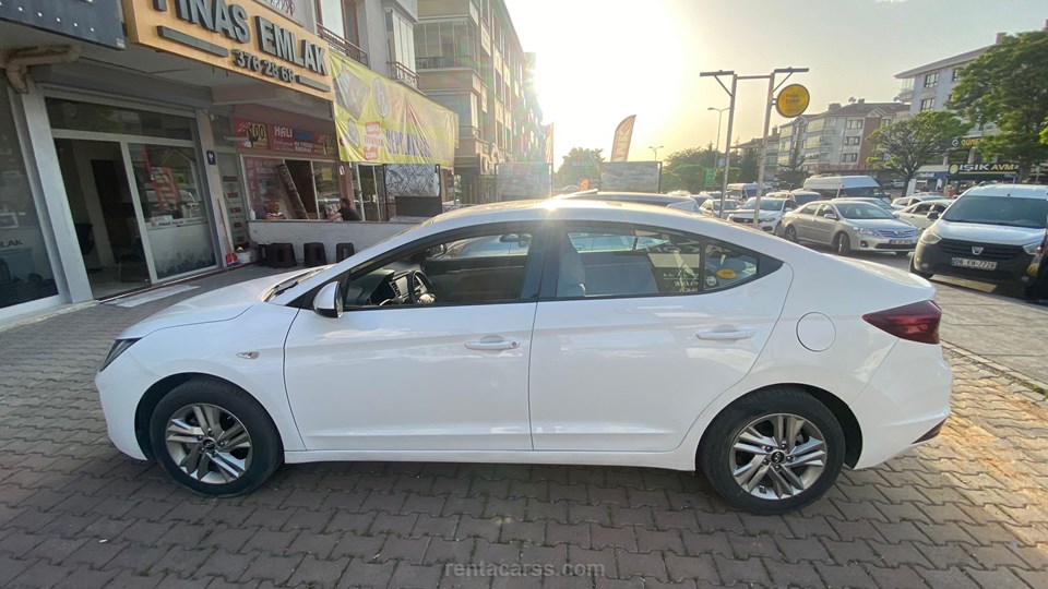 HYUNDAI ELANTRA