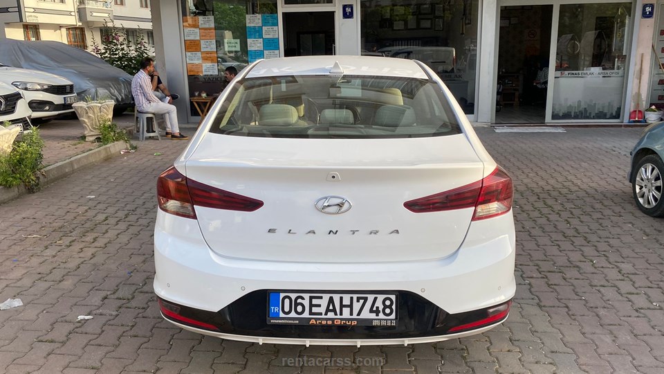 HYUNDAI ELANTRA