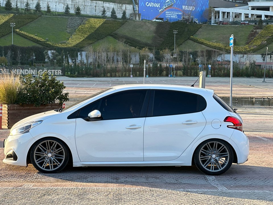 PEUGEOT 208