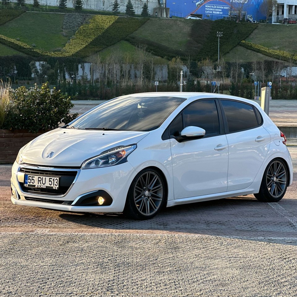 PEUGEOT 208