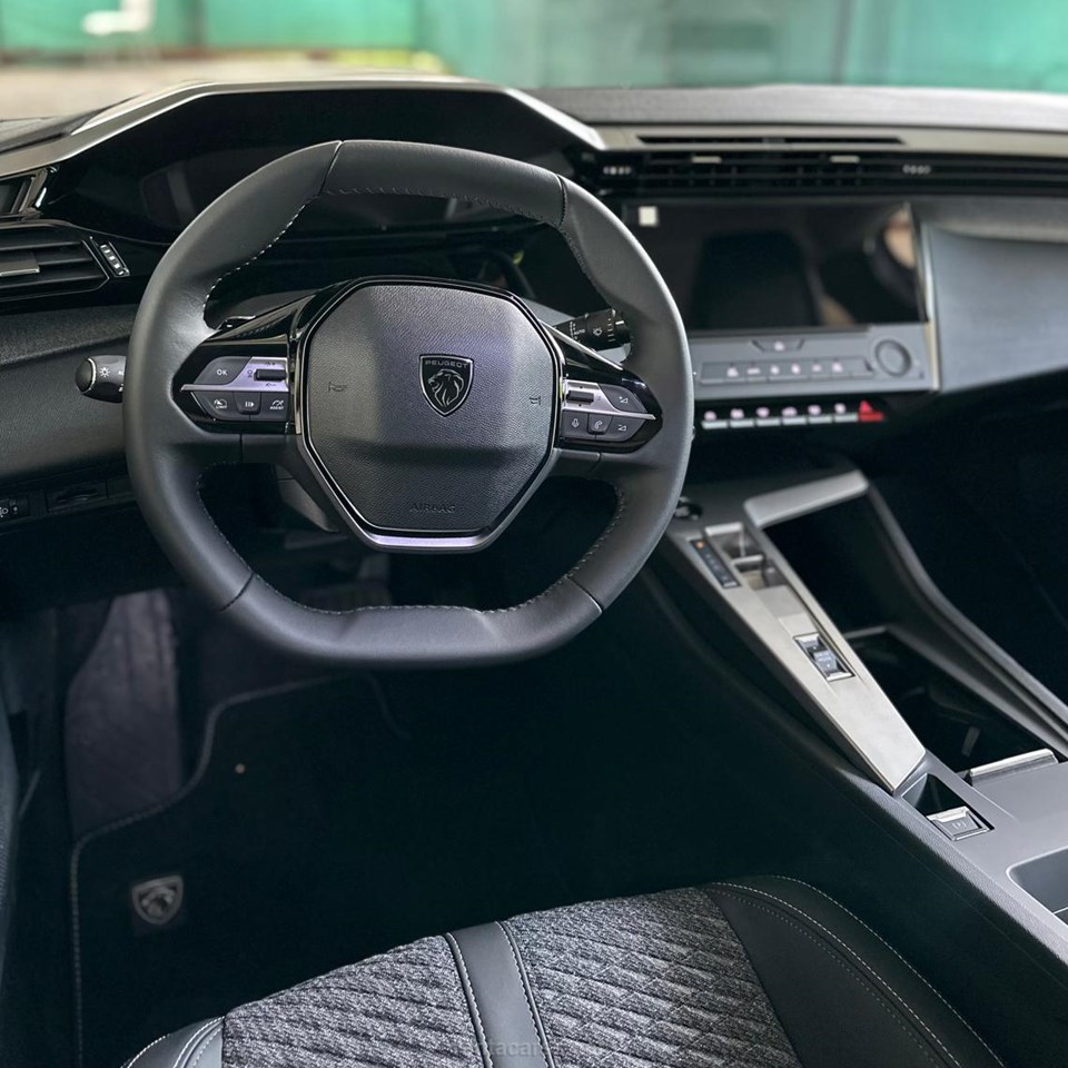 PEUGEOT 408